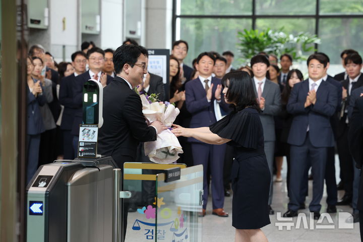 [서울=뉴시스] 조성우 기자 = 심우정 전 검찰총장이 2일 서울 서초구 대검찰청을 떠나며 직원에게 꽃다발을 전달받고 있다. 2025.07.02. xconfind@newsis.com