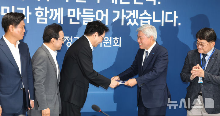[서울=뉴시스] 추상철 기자 = 이한주(왼쪽 세번째부터) 국정기획위원회 위원장이 2일 서울 종로구 국정기획위원회에서 서왕진 조국혁신당 원내대표로 부터 정책제안서를 전달받고 있다. (공동취재) 2025.07.02. photo@newsis.com