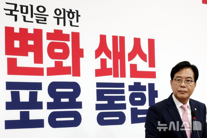 [서울=뉴시스] 조성봉 기자 = 송언석 국민의힘 비상대책위원장 겸 원내대표가 2일 오전 서울 여의도 국회에서 열린 취임 기자회견에서 취재진의 질문을 듣고 있다. 2025.07.02. suncho21@newsis.com