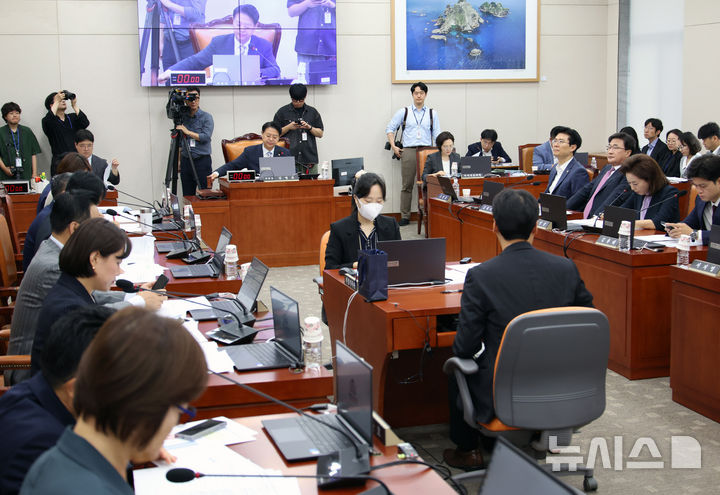 [서울=뉴시스] 김금보 기자 = 김영호 국회 교육위원회 위원장이 2일 서울 여의도 국회에서 열린 교육위원회 전체회의에서 의사봉을 두드리고 있다. 2025.07.02. kgb@newsis.com