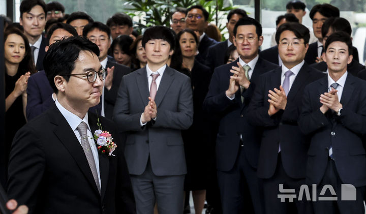 [서울=뉴시스] 조성우 기자 = 심우정 전 검찰총장이 2일 서울 서초구 대검찰청을 떠나고 있다. 2025.07.02. xconfind@newsis.com