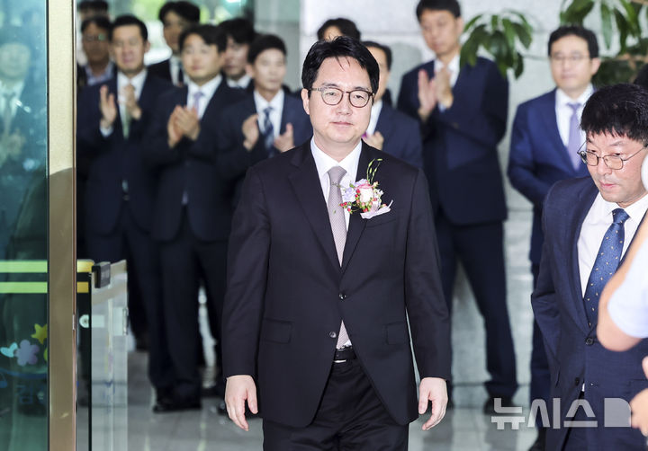 [서울=뉴시스] 홍효식 기자 = 심우정 전 검찰총장이 2일 서울 서초구 대검찰청을 떠나고 있다. 2025.07.02. yesphoto@newsis.com