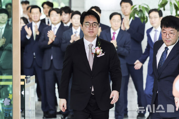 [서울=뉴시스] 홍효식 기자 = 심우정 전 검찰총장이 2일 서울 서초구 대검찰청을 떠나고 있다. 2025.07.02. yesphoto@newsis.com