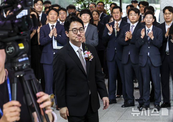 [서울=뉴시스] 조성우 기자 = 심우정 전 검찰총장이 2일 서울 서초구 대검찰청을 떠나고 있다. 2025.07.02. xconfind@newsis.com