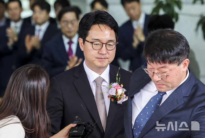 [서울=뉴시스] 홍효식 기자 = 심우정 전 검찰총장이 2일 서울 서초구 대검찰청을 떠나고 있다. 2025.07.02. yesphoto@newsis.com