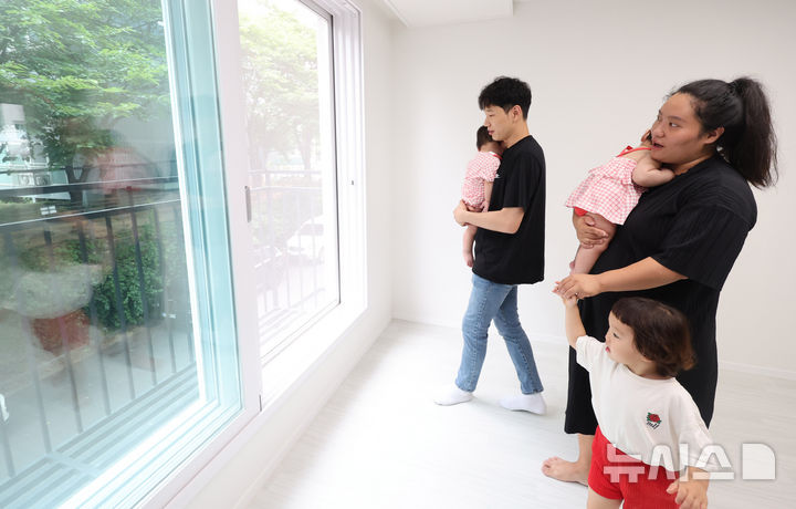 [인천=뉴시스] 전진환 기자 = 지난해 7월2일 오전 인천 미추홀구 숭의동의 천원주택(매입임대주택) 입주행사에서 입주자 가족이 내부를 둘러보고 있다. 2025.07.02. amin2@newsis.com