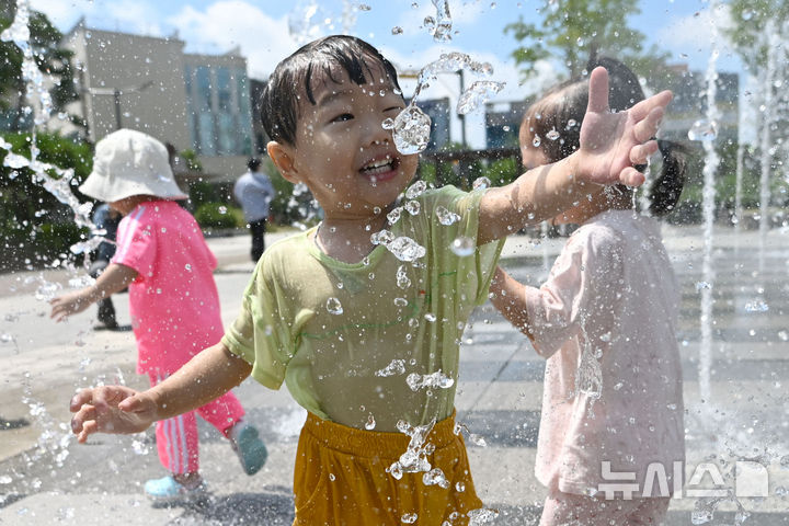 [광주=뉴시스] 이영주 기자 = 광주지역에 폭염특보가 엿새째 이어지고 있는 2일 오전 광주 북구 신용근린공원 바닥분수에서 광주 북구 국공립아이큰숲어린이집 소속 원아들이 물놀이를 즐기고 있다. 2025.07.02. leeyj2578@newsis.com