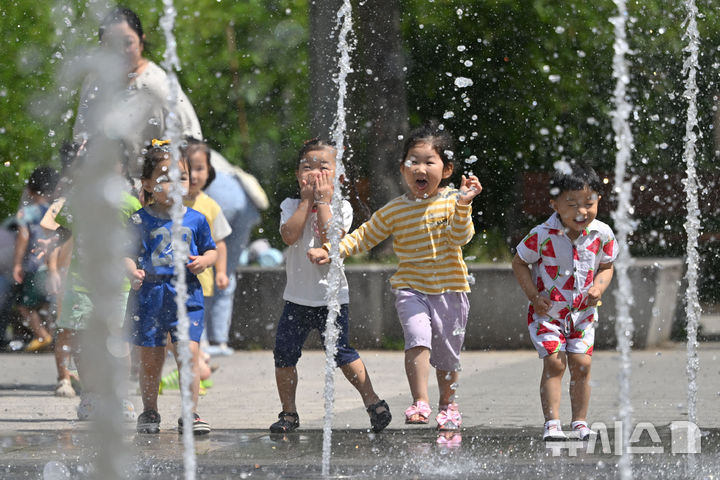 [광주=뉴시스] 이영주 기자 = 광주지역에 폭염특보가 엿새째 이어지고 있는 2일 오전 광주 북구 신용근린공원 바닥분수에서 광주 북구 국공립아이큰숲어린이집 소속 원아들이 물놀이를 즐기고 있다. 2025.07.02. leeyj2578@newsis.com