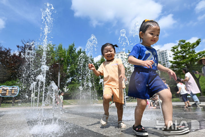 [광주=뉴시스] 이영주 기자 = 광주지역에 폭염특보가 엿새째 이어지고 있는 2일 오전 광주 북구 신용근린공원 바닥분수에서 광주 북구 국공립아이큰숲어린이집 소속 원아들이 물놀이를 즐기고 있다. 2025.07.02. leeyj2578@newsis.com