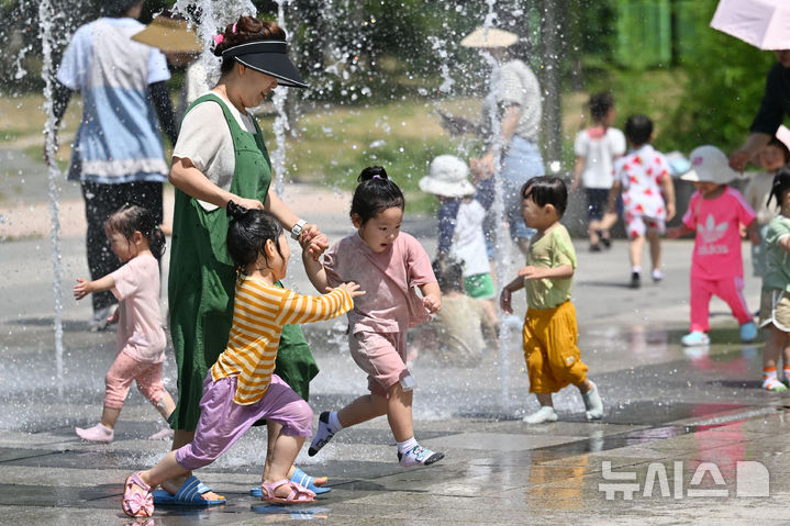 [광주=뉴시스] 이영주 기자 = 광주지역에 폭염특보가 엿새째 이어지고 있는 2일 오전 광주 북구 신용근린공원 바닥분수에서 광주 북구 국공립아이큰숲어린이집 소속 원아들과 교사들이 물놀이를 즐기고 있다. 2025.07.02. leeyj2578@newsis.com
