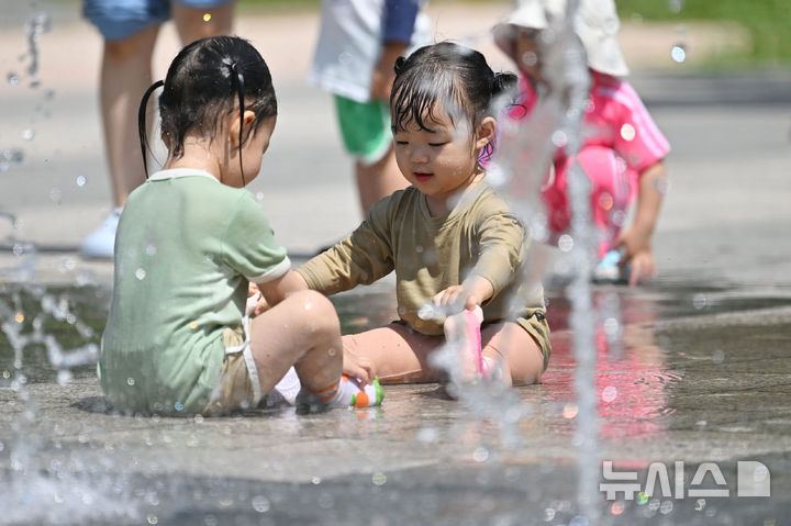 [광주=뉴시스] 이영주 기자 = 광주지역에 폭염특보가 엿새째 이어지고 있는 2일 오전 광주 북구 신용근린공원 바닥분수에서 광주 북구 국공립아이큰숲어린이집 소속 원아들이 물놀이를 즐기고 있다. 2025.07.02. leeyj2578@newsis.com