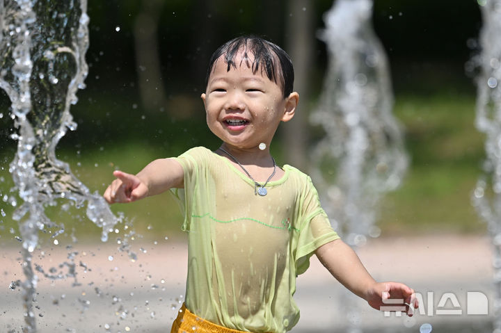 [광주=뉴시스] 이영주 기자 = 광주지역에 폭염특보가 엿새째 이어지고 있는 2일 오전 광주 북구 신용근린공원 바닥분수에서 광주 북구 국공립아이큰숲어린이집 소속 원아들이 물놀이를 즐기고 있다. 2025.07.02. leeyj2578@newsis.com