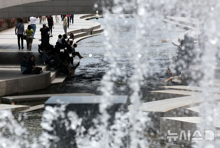 [서울=뉴시스] 배훈식 기자 = 전국 대부분 지역에 폭염특보가 발효된 2일 오후 서울 종로구 청계천을 찾은 시민들이 다리 아래 그늘에서 더위를 식히고 있다. 2025.07.02. dahora83@newsis.com