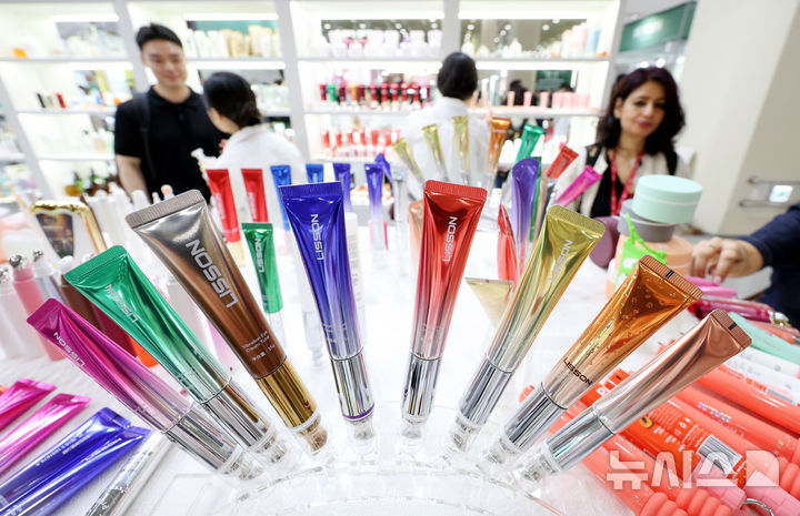 [서울=뉴시스] 지난해 7월 2일 서울 강남구 코엑스에서 열린 '2025 인터참코리아'에서 관람객들이 다양한 화장품을 체험하는 모습. (사진=뉴시스 DB0 2025.07.02. photo@newsis.com