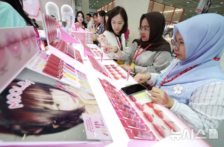 [서울=뉴시스] 김진아 기자 = 2일 서울 강남구 코엑스에서 열린 '2025 인터참코리아'에서 외국인 관람객들이 다양한 화장품을 체험하고 있다. 2025.07.02. bluesoda@newsis.com