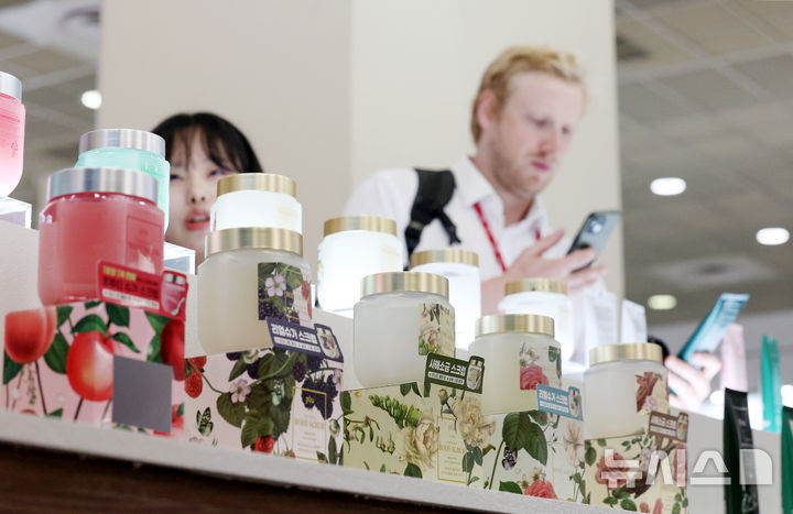 [서울=뉴시스] 김진아 기자 = 지난 2일 서울 강남구 코엑스에서 열린 '2025 인터참코리아'에서 외국인 관람객들이 다양한 화장품을 체험하고 있다. 2025.07.02. bluesoda@newsis.com