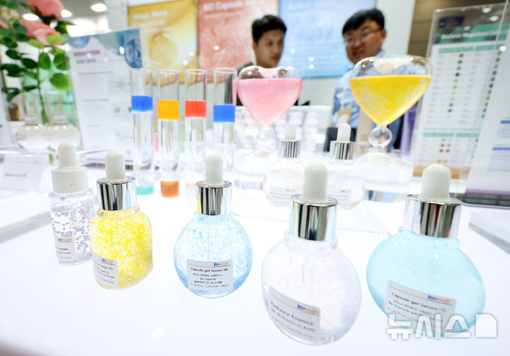 [서울=뉴시스] 김진아 기자 = 2일 서울 강남구 코엑스에서 열린 '2025 인-코스메틱스 코리아'에서 관람객들이 다양한 화장품 원료를 체험하고 있다. 2025.07.02. bluesoda@newsis.com