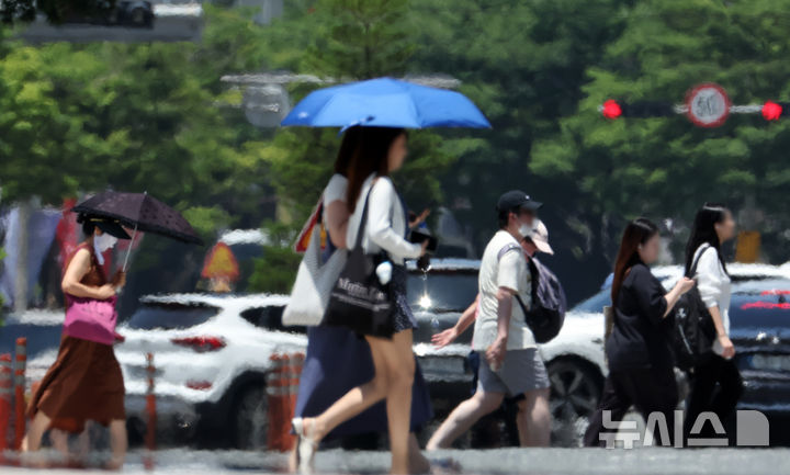  [부산=뉴시스] 하경민 기자 = 부산지역에 폭염특보가 이어진 2일 해운대구의 한 도로에서 아지랑이가 피어오르고 있다. 2025.07.02. yulnetphoto@newsis.com