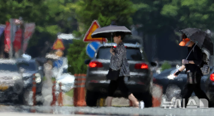  [부산=뉴시스] 하경민 기자 = 부산지역에 폭염특보가 이어진 2일 해운대구의 한 도로에서 아지랑이가 피어오르고 있다.&nbsp; 이날 부산의 밤새 최저기온은 25.9도로, 올해 들어 첫 열대야 현상이 나타났다. 이는 1914년 이후 111년 만에 가장 이른 열대야이며, 지난해(7월20일)에 비해 19일 빨랐다. 2025.07.02. yulnetphoto@newsis.com