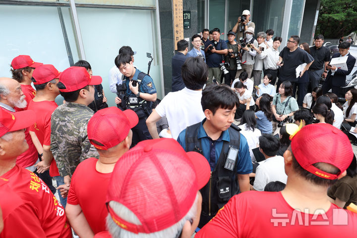 [서울=뉴시스] 권창회 기자 = 2일 서울 서초구 서초동에 마련된 이명현 순직해병 특검 사무실에서&nbsp; 임성근 전 해병대 1사단장의 입장표명을 주변에 이는 해병대 예비역 회원이 지켜보고 있다. 2025.07.02. kch0523@newsis.com