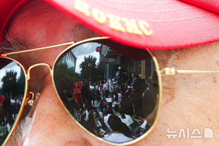 [서울=뉴시스] 권창회 기자 = 2일 서울 서초구 서초동에 마련된 이명현 순직해병 특검 사무실에서&nbsp; 임성근 전 해병대 1사단장의 입장표명을 주변에 이는 해병대 예비역 회원이 지켜보고 있다. 2025.07.02. kch0523@newsis.com