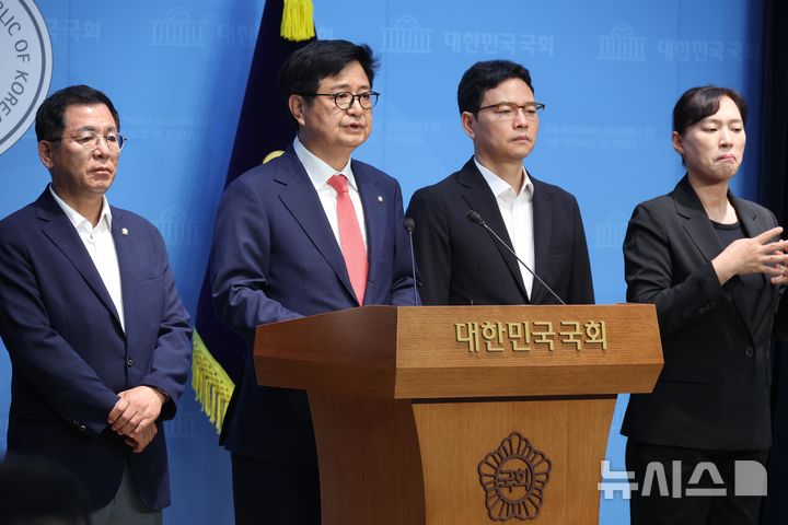 [서울=뉴시스] 조성봉 기자 = 김장겸 국민의힘 의원이&nbsp; 2일 서울 여의도 국회 소통관에서 열린 '민주당 과방위 방송3법 폭주와 일방통행식 소위 운영 규탄' 긴급 기자회견에서 발언을 하고 있다. 왼쪽부터 이상휘 의원, 김 의원, 박정훈 의원. 2025.07.02. suncho21@newsis.com