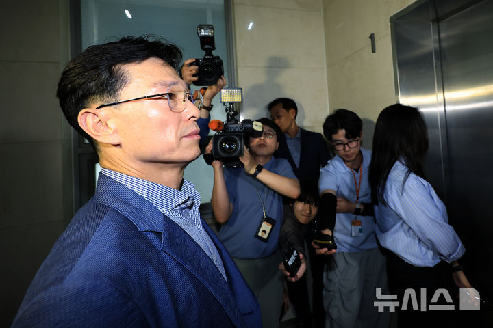 [서울=뉴시스] 권창회 기자 = 임성근 전 해병대 1사단장이 2일 서울 서초구 서초동에 마련된 이명현 순직해병 특검 사무실에 출석하고 있다. (공동취재) 2025.07.02. photo@newsis.com