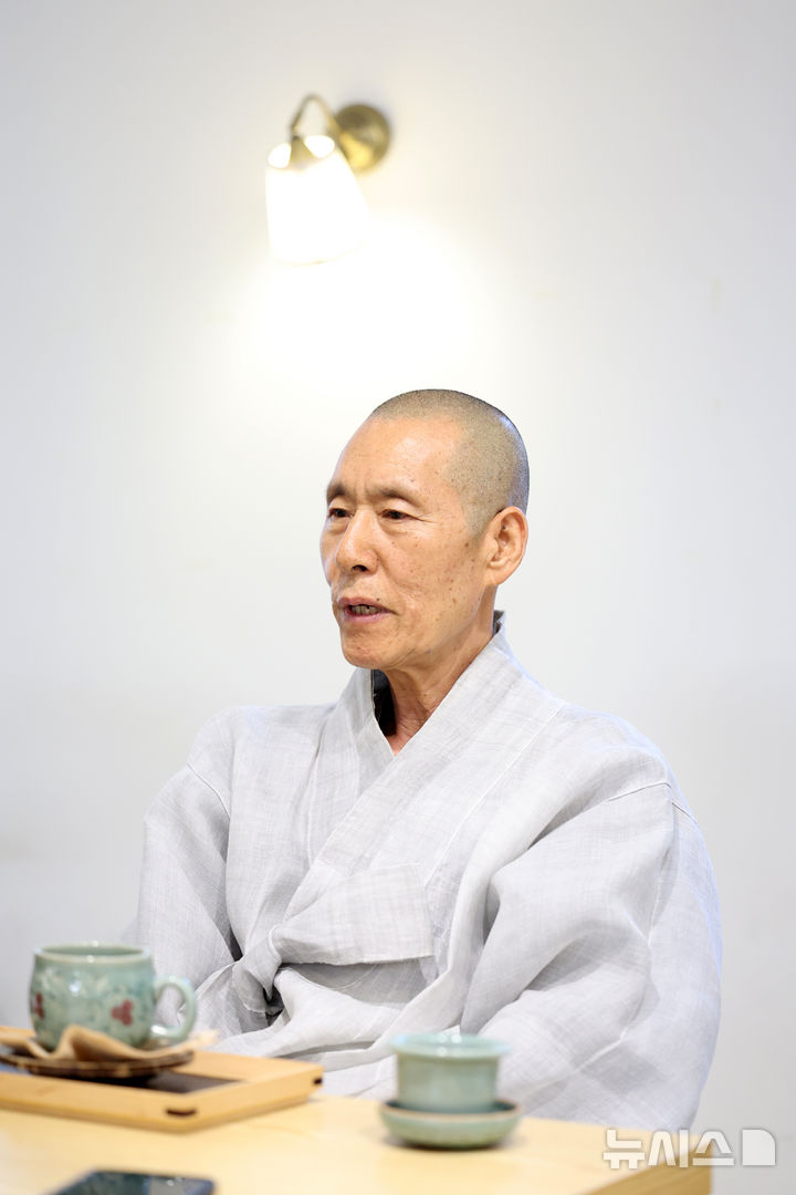 [서울=뉴시스] 박진희 기자 = '내 마음속 차 향기여! 해와 달을 품고 있네' 저자 원학 스님이 2일 서울 종로구 한 찻집에서 출판 간담회를 하고 있다. 2025.07.02. pak7130@newsis.com