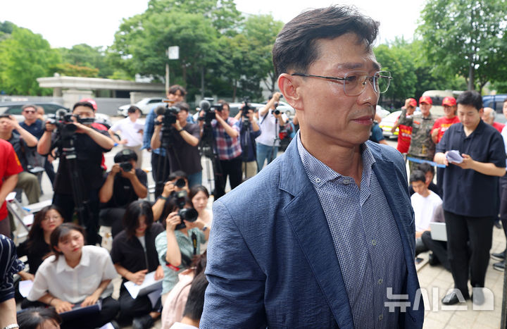 [서울=뉴시스] 권창회 기자 = 임성근 전 해병대 1사단장이 2일 서울 서초구 서초동에 마련된 이명현 순직해병 특검 사무실에 출석하고 있다. (공동취재) 2025.07.02. photo@newsis.com