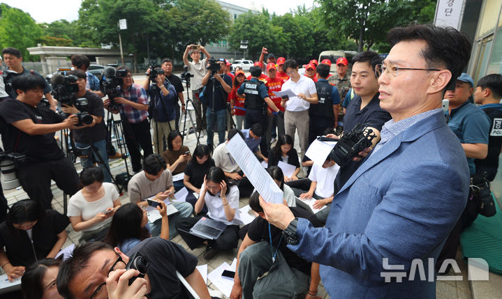 [서울=뉴시스] 권창회 기자 = 임성근 전 해병대 1사단장이 2일 서울 서초구 서초동에 마련된 이명현 순직해병 특검 사무실에 출석하며 입장표명을 하고 있다. (공동취재) 2025.07.02. photo@newsis.com
