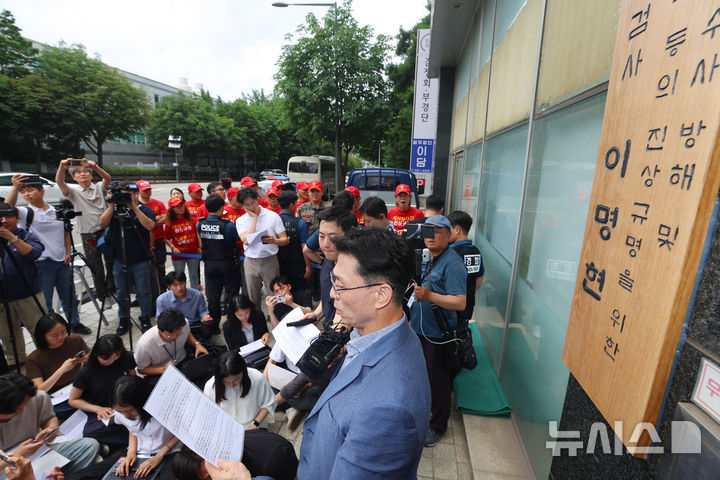 [서울=뉴시스] 권창회 기자 = 임성근 전 해병대 1사단장이 2일 서울 서초구 서초동에 마련된 이명현 순직해병 특검 사무실에 출석하며 입장표명을 하고 있다. (공동취재) 2025.07.02. photo@newsis.com