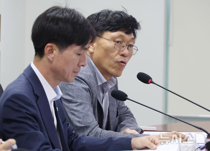 [서울=뉴시스] 조성봉 기자 = 하승수 변호사가 2일 오후 서울 여의도 국회에서 열린 '야4당, 다당제 연합정치 실현을 위한 정치개혁 과제 토론회'에서 발제를 하고 있다. 2025.07.02. suncho21@newsis.com