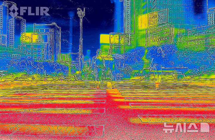 [대구=뉴시스] 이무열 기자 = 폭염이 연일 계속된 2일 대구 수성구 범어네거리에서 시민들이 횡단보도를 건너고 있다. 열화상카메라 화상은 온도가 높을수록 붉은색으로 나타나며 상대적으로 온도가 낮은 곳은 푸른색으로 나타난다. (열화상 카메라 촬영) 2025.07.02. lmy@newsis.com