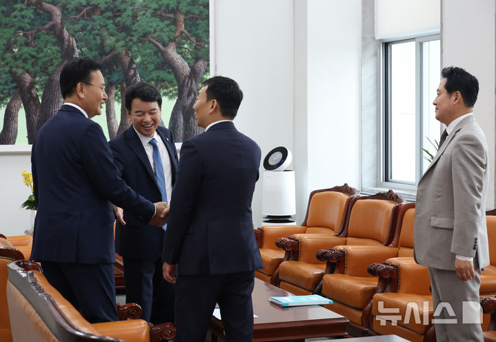 [서울=뉴시스] 고승민 기자 = 더불어민주당 문진석 원내수석부대표와 김용민 법사위 간사, 국민의힘 유상범 원내수석부대표와 장동혁 법사위 간사가 2일 서울 여의도 국회에서 회동하고 있다. 2025.07.02. kkssmm99@newsis.com