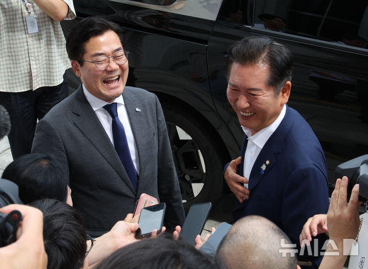 [서울=뉴시스] 김금보 기자 = 더불어민주당 당대표 선거에 출마한 정청래(오른쪽), 박찬대 의원이 2일 오후 서울 여의도 국회에서 열린 검찰개혁 토론회를 마치고 취재진 질문에 답하고 있다. 2025.07.02. kgb@newsis.com