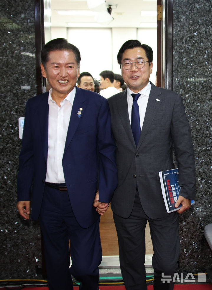 [서울=뉴시스] 김금보 기자 = 더불어민주당 당대표 선거에 출마한 정청래(왼쪽), 박찬대 의원이 2일 오후 서울 여의도 국회에서 열린 검찰개혁 토론회를 마치고 이석하고 있다. 2025.07.02. kgb@newsis.com