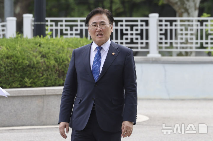 [서울=뉴시스] 홍효식 기자 = 유상임 과학기술정보통신부 장관이 2일 서울 서초구 서울고검에 마련된 내란특검 사무실에 조사를 받기 위해 출석하고 있다. 2025.07.02. yesphoto@newsis.com