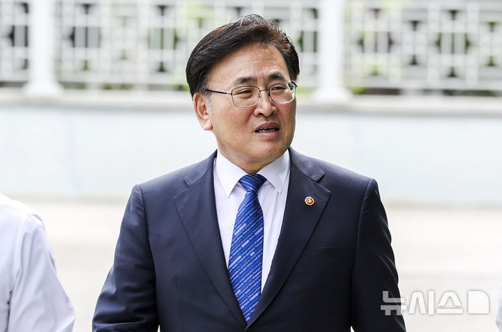 [서울=뉴시스] 홍효식 기자 =  유상임 과학기술정보통신부 장관이 내란 특검의 조사를 받으러 출석한 지 약 5시간30분만에 귀가했다. 유 장관은 특검 조사에 성실히 임했다고 말했다.  사진은 유 과학기술정보통신부 장관이 2일 서울 서초구 서울고검에 마련된 내란특검 사무실에 조사를 받기 위해 출석하고 있는 모습. 2025.07.02. yesphoto@newsis.com