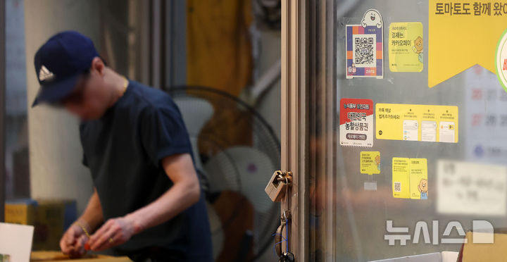 [서울=뉴시스] 김선웅 기자 = 서울 소재 전통시장 내 지역화폐 결제 가능 매장의 모습. 2025.07.02. mangusta@newsis.com