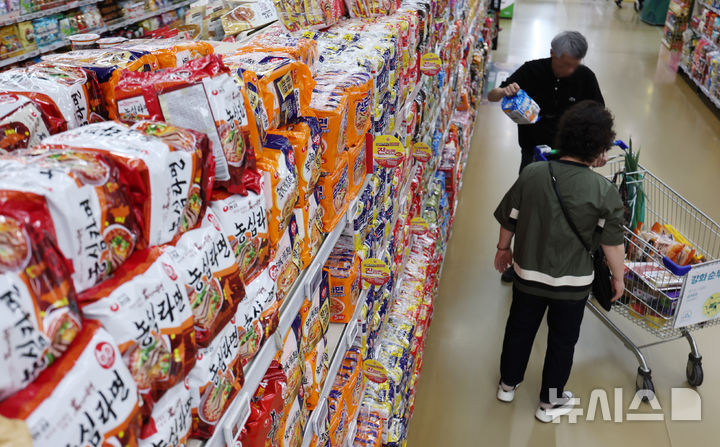 [서울=뉴시스] 조성우 기자 = 2일 서울의 한 대형마트에서 시민이 라면을 살펴보고 있다. 2025.07.02. xconfind@newsis.com