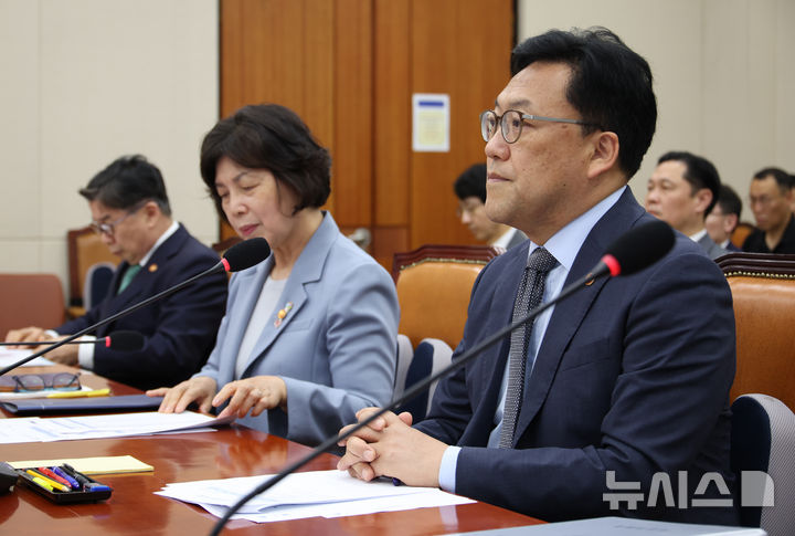 [서울=뉴시스] 김금보 기자 = 김병환 금융위원장이 2일 서울 여의도 국회에서 열린 정무위원회 전체회의에 참석해 있다. 2025.07.02. kgb@newsis.com