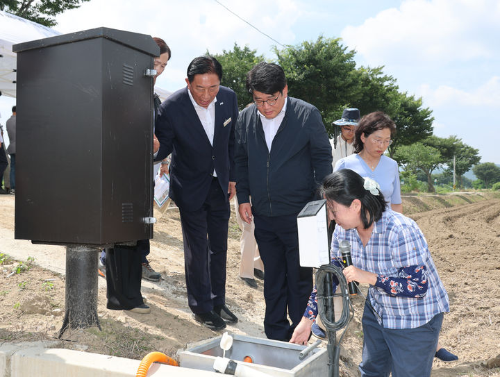 [서울=뉴시스] 권재한 농촌진흥청장이 2일 전남 장성군 논콩 재배단지에서 논콩 생육 현황과 침수 예방 관리 상황을 점검하고 있다. (사진=농촌진흥청 제공) 2025.07.02. photo@newsis.com *재판매 및 DB 금지