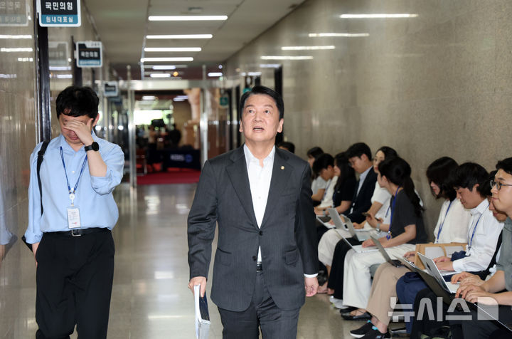 [서울=뉴시스] 고승민 기자 = 안철수 국민의힘 신임 혁신위원장이 송언석 비대위원장과 면담하기 위해 2일 오후 국회 본청 원내대표실로 향하고 있다. (공동취재) 2025.07.02. photo@newsis.com
