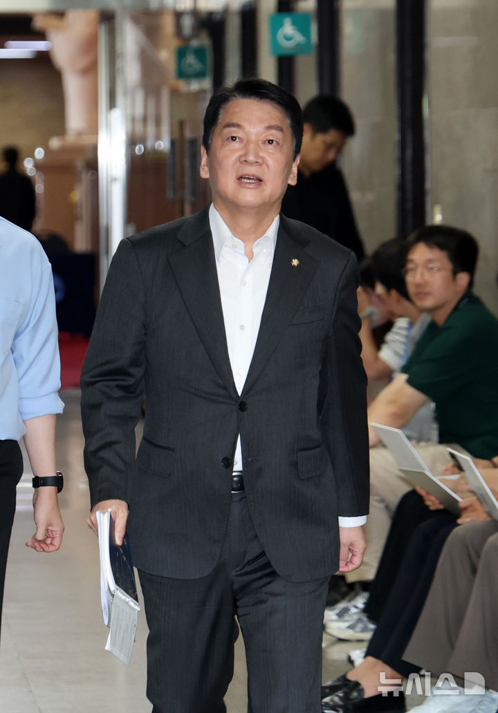 [서울=뉴시스] 고승민 기자 = 안철수 국민의힘 신임 혁신위원장이 송언석 비대위원장과 면담하기 위해 2일 오후 국회 본청 원내대표실로 향하고 있다. (공동취재) 2025.07.02. photo@newsis.com