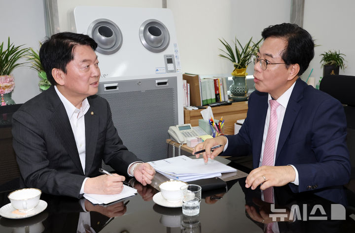 [서울=뉴시스] 고승민 기자 = 송언석(오른쪽) 국민의힘 비대위원장과 안철수 혁신위원장이 2일 서울 여의도 국회 국민의힘 원내대표실에서 만나 면담을 하고 있다. (공동취재) 2025.07.02. photo@newsis.com