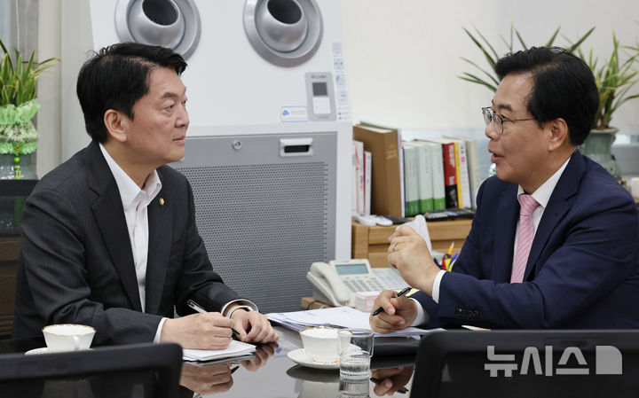 [서울=뉴시스] 고승민 기자 = 송언석(오른쪽) 국민의힘 비대위원장과 안철수 혁신위원장이 2일 서울 여의도 국회 국민의힘 원내대표실에서 만나 면담을 하고 있다. (공동취재) 2025.07.02. photo@newsis.com
