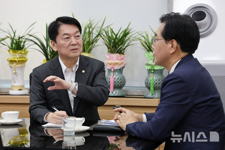 [서울=뉴시스] 고승민 기자 = 송언석(오른쪽) 국민의힘 비대위원장과 안철수 혁신위원장이 2일 서울 여의도 국회 국민의힘 원내대표실에서 만나 면담을 하고 있다. (공동취재) 2025.07.02. photo@newsis.com