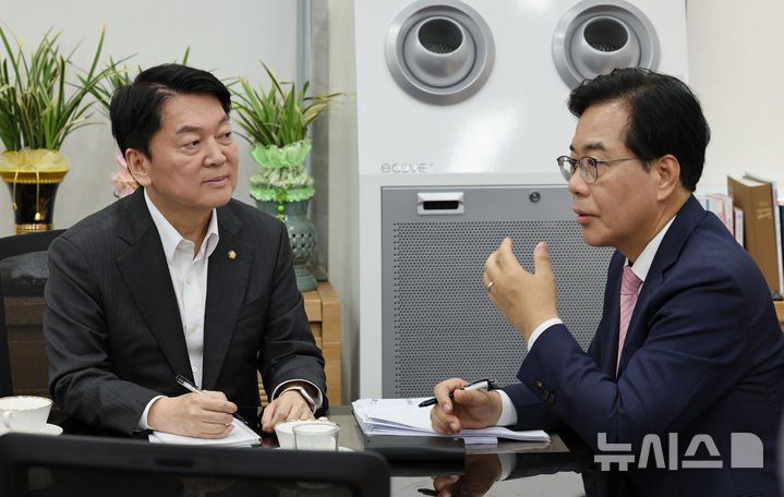 [서울=뉴시스] 고승민 기자 = 송언석(오른쪽) 국민의힘 비대위원장과 안철수 혁신위원장이 2일 서울 여의도 국회 국민의힘 원내대표실에서 만나 면담을 하고 있다. (공동취재) 2025.07.02. photo@newsis.com