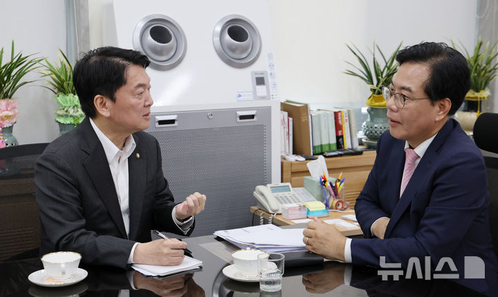 [서울=뉴시스] 고승민 기자 = 송언석(오른쪽) 국민의힘 비대위원장과 안철수 혁신위원장이 2일 서울 여의도 국회 국민의힘 원내대표실에서 만나 면담을 하고 있다. (공동취재) 2025.07.02. photo@newsis.com
