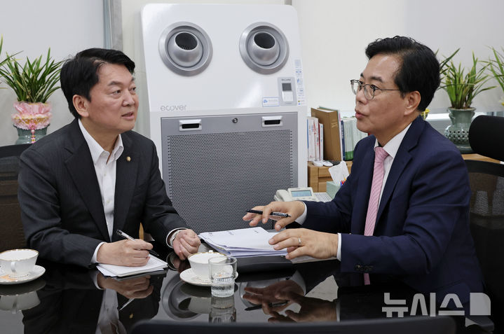 [서울=뉴시스] 고승민 기자 = 송언석(오른쪽) 국민의힘 비대위원장과 안철수 혁신위원장이 2일 서울 여의도 국회 국민의힘 원내대표실에서 만나 면담을 하고 있다. (공동취재) 2025.07.02. photo@newsis.com